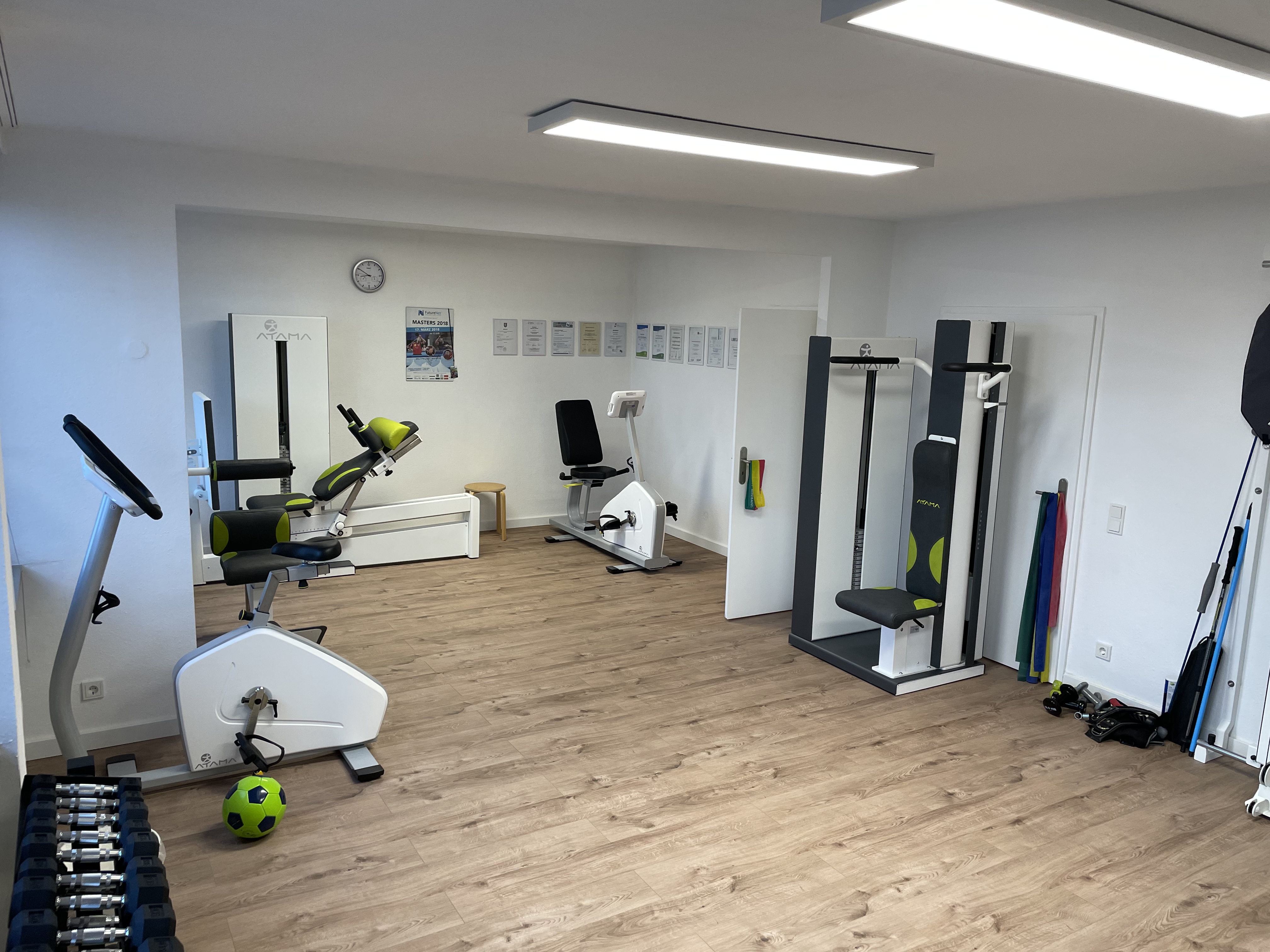 Behandlungsraum mit unterschiedlichen Geräten