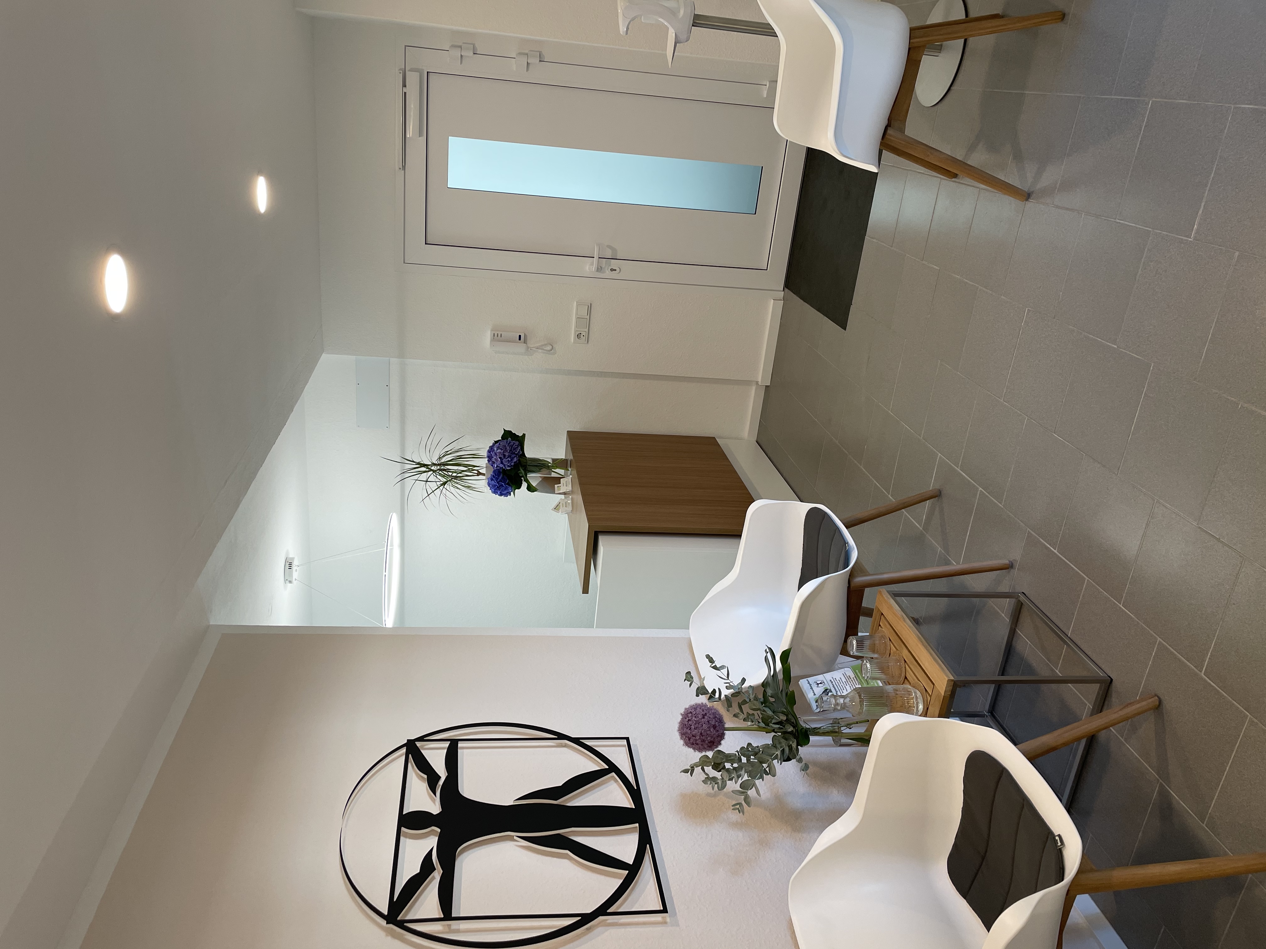 Rezeption und Wartebereich mit Stühlen